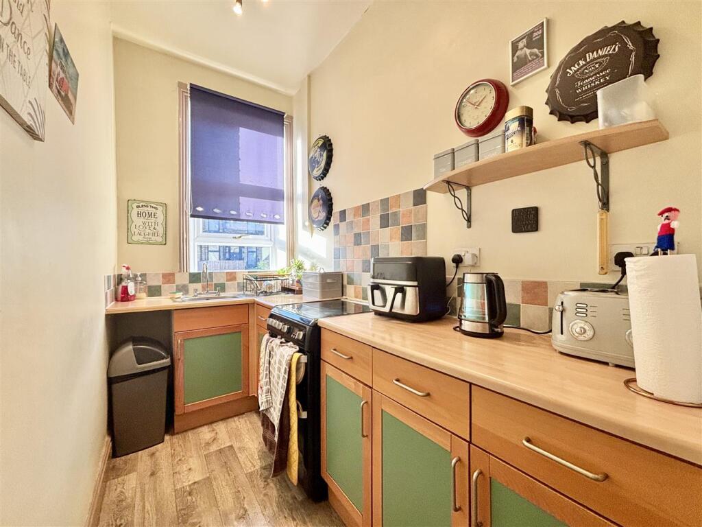 House in Bradford, Four Lane Ends, Scholemoor - View 3