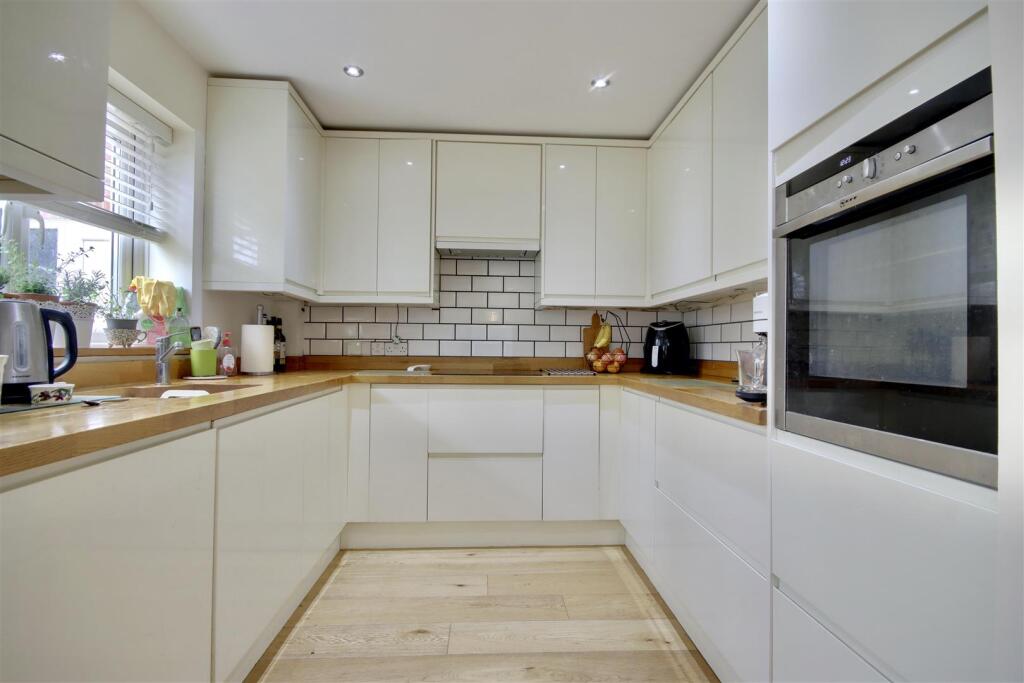 Shearwater Avenue, Fareham, Hampshire photo 4