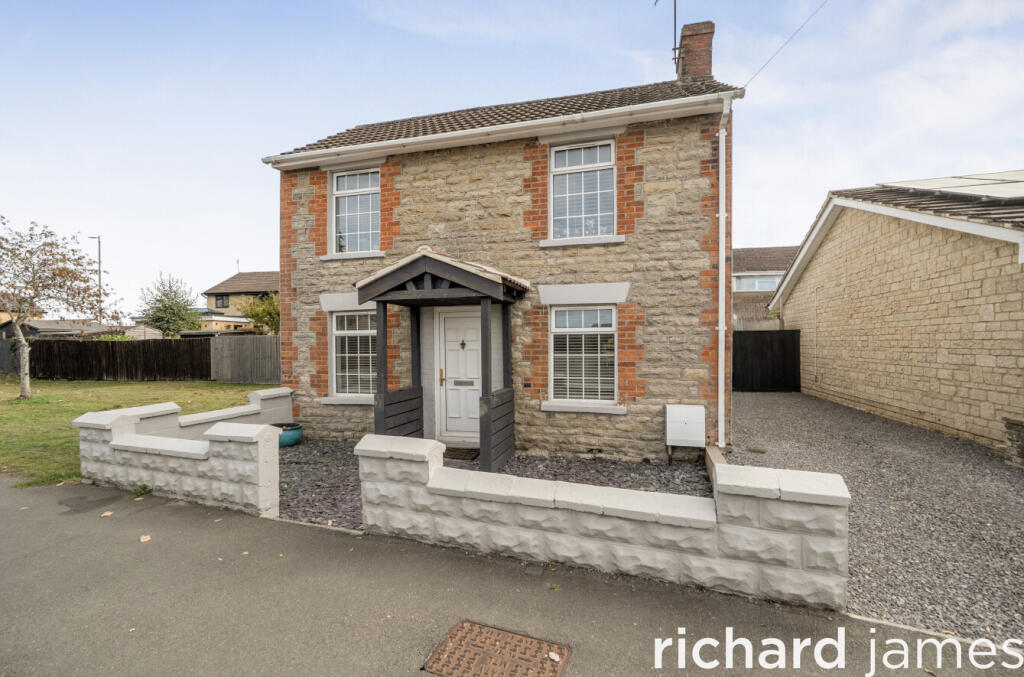 2-bed detached on Blunsdon Road, Haydon Wick, Swindon, SN25, £300,000