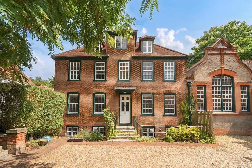 Main image of property: 41 High Street, Twyford, Reading, Berkshire, RG10