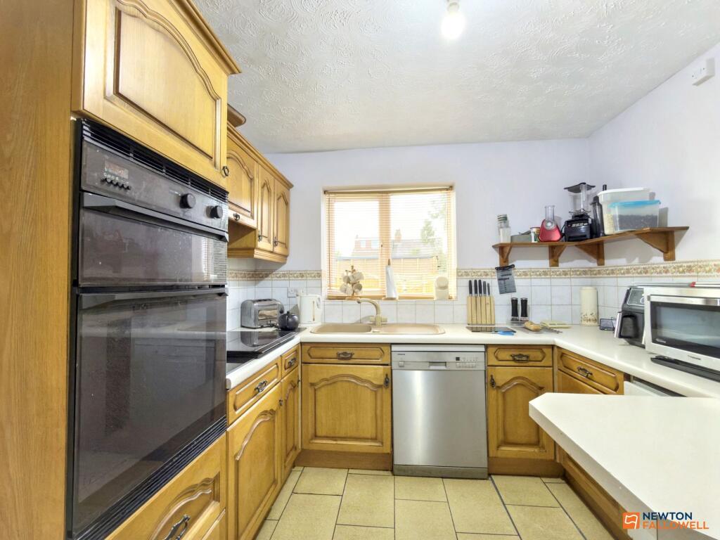 Cavendish Crescent, Hugglescote, LE67 photo 2