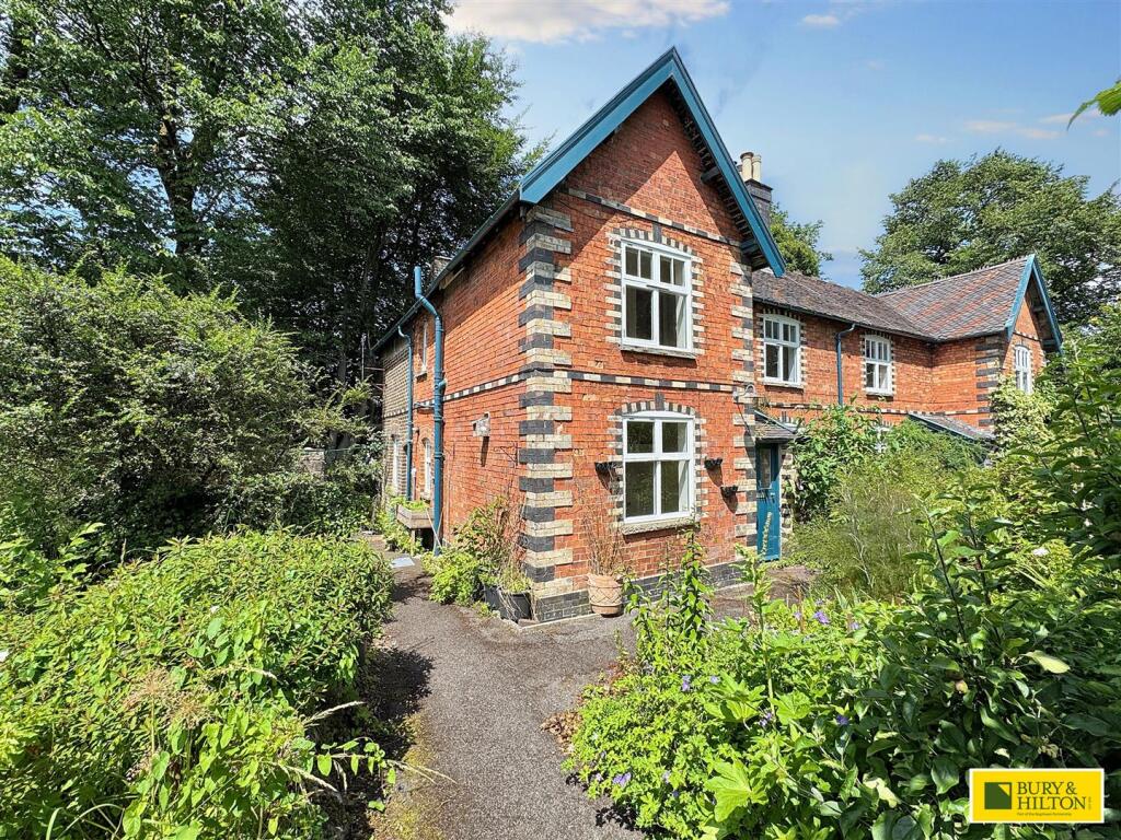 3-bed semi-detached on Macclesfield Road, Buxton, £300,000