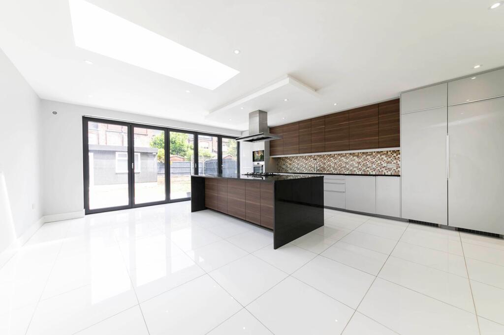 5 bedroom semi-detached house for rent