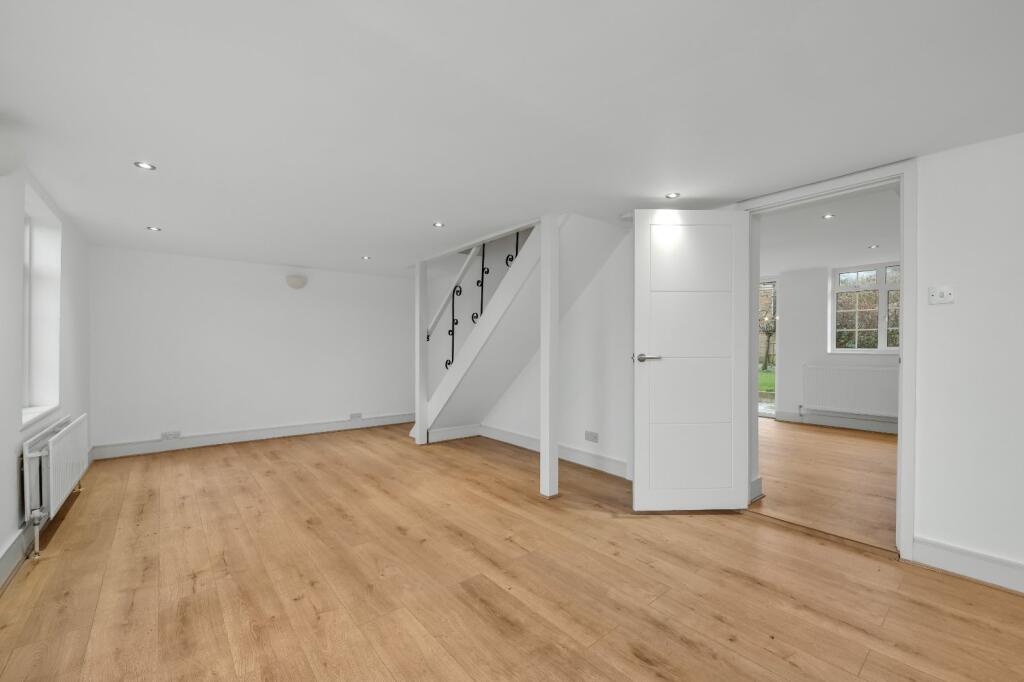 Weston Green, Thames Ditton, Surrey, KT7 photo 3