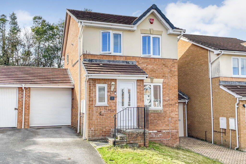 3-bed detached on Rogers Drive, Saltash, PL12 6JP, £271,250
