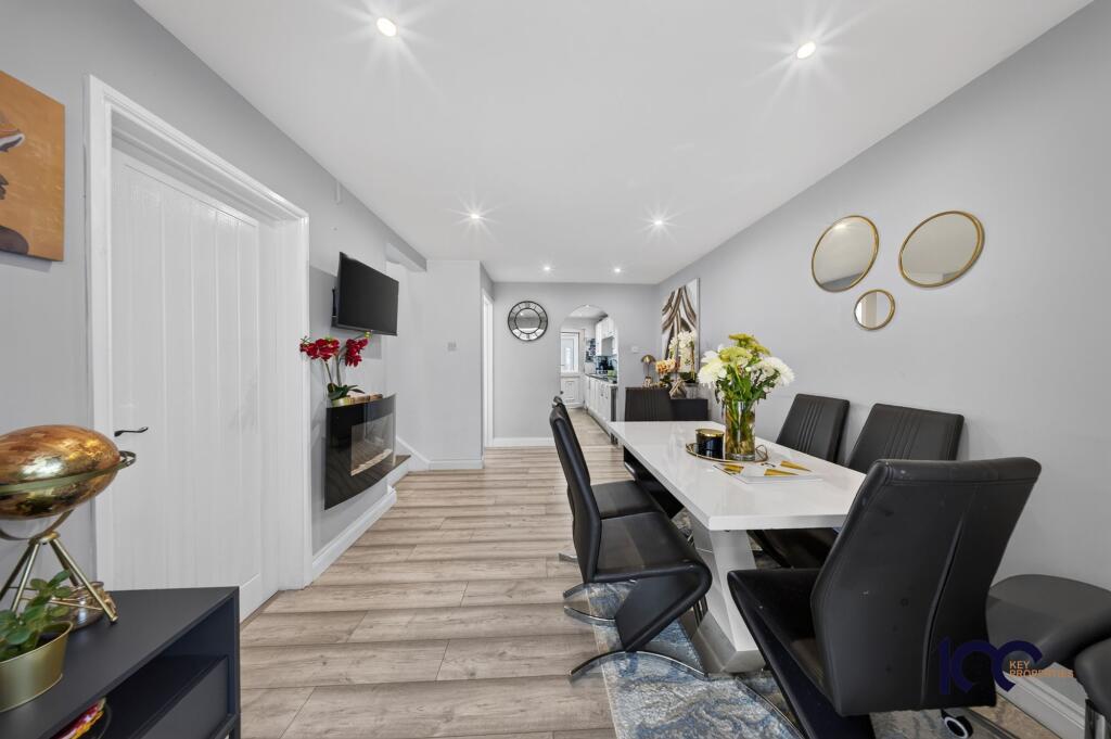 House in Basildon, Vange - More