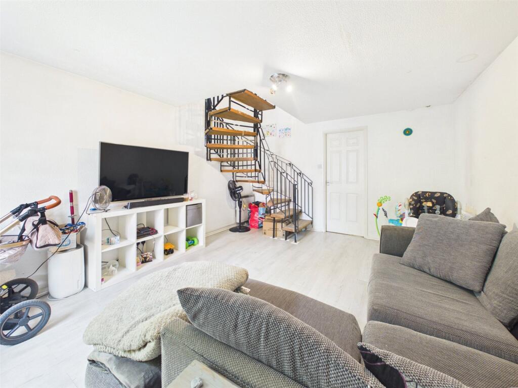 House in Cheltenham, Ewens Farm, Fairview - View 3