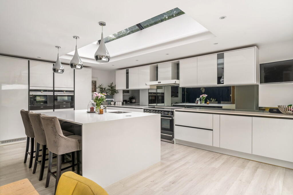 House in East Grinstead, Blackwell - View 4