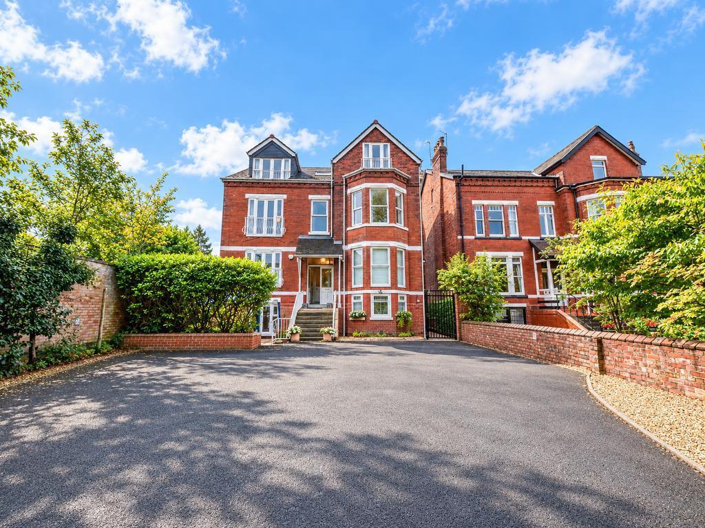 3-bed flat on Weld Road, Birkdale, Southport, Merseyside, PR8 2DJ, £259,995