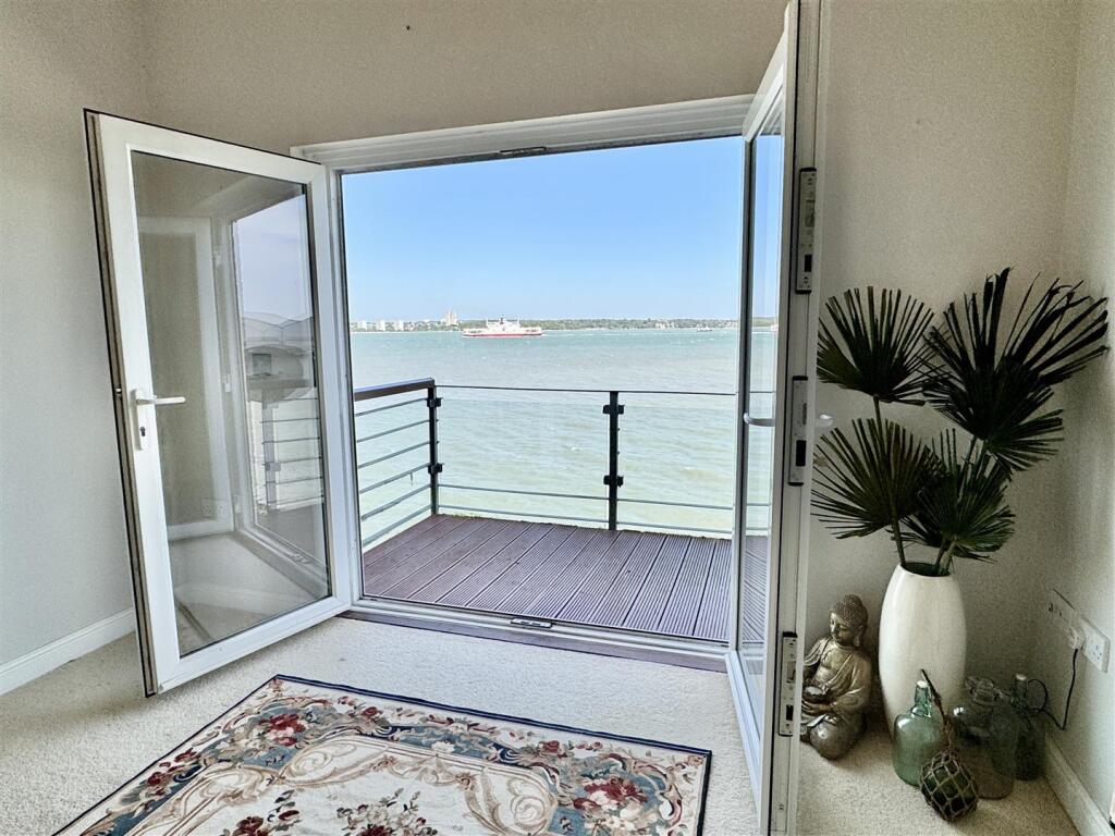 2-bed flat on Davidson Close, Hythe, Southampton, £275,000