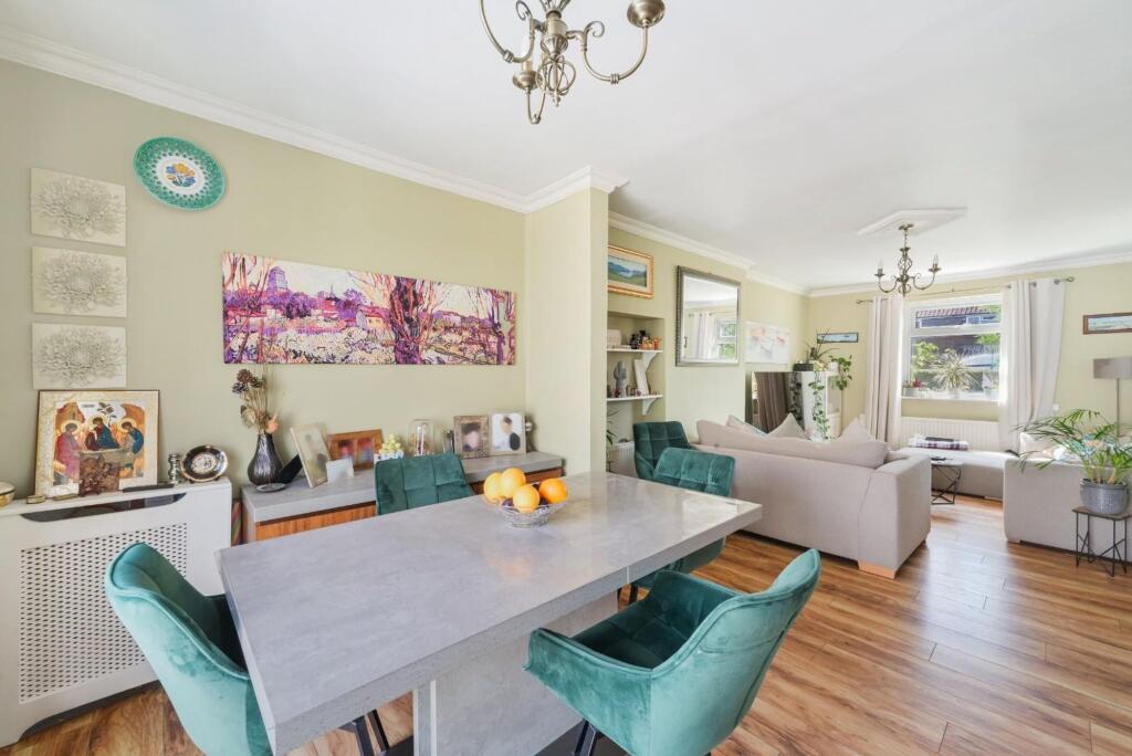 House in Epsom and Ewell, West Ewell - More