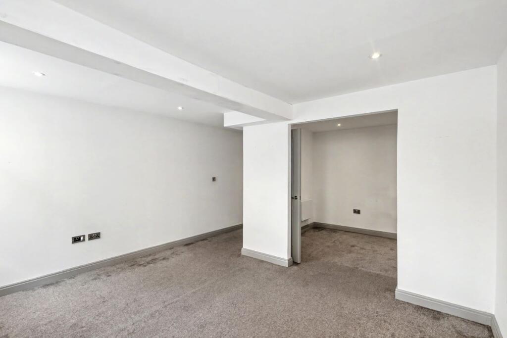 Apartment in Bradford, West Yorkshire - View 5