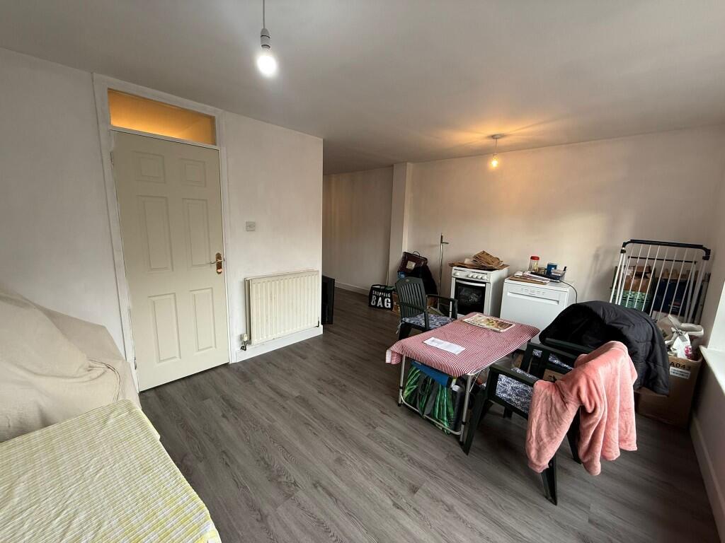 Weekes Drive, Slough, Berkshire, SL1 photo 3