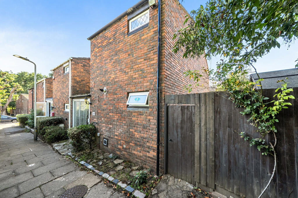 Brickett Close, Ruislip photo 3