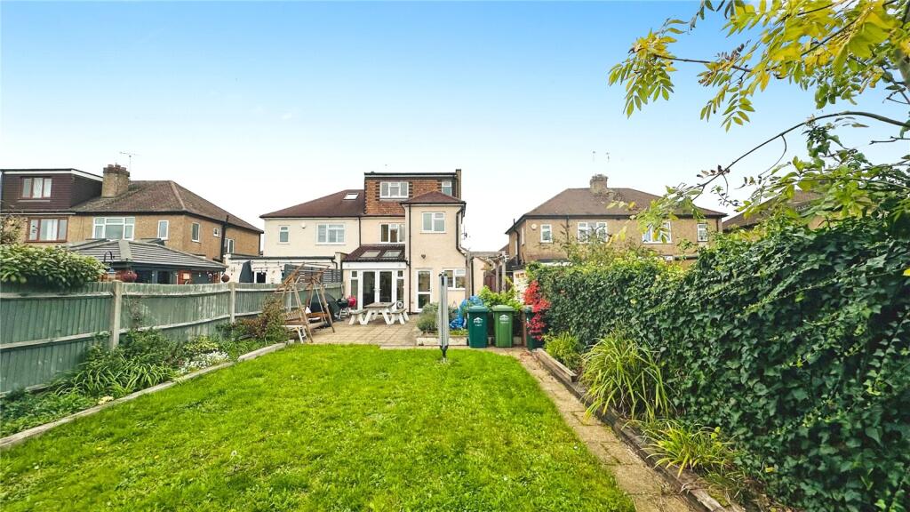 Florence Gardens, Staines-upon-Thames, Surrey, TW18 photo 2