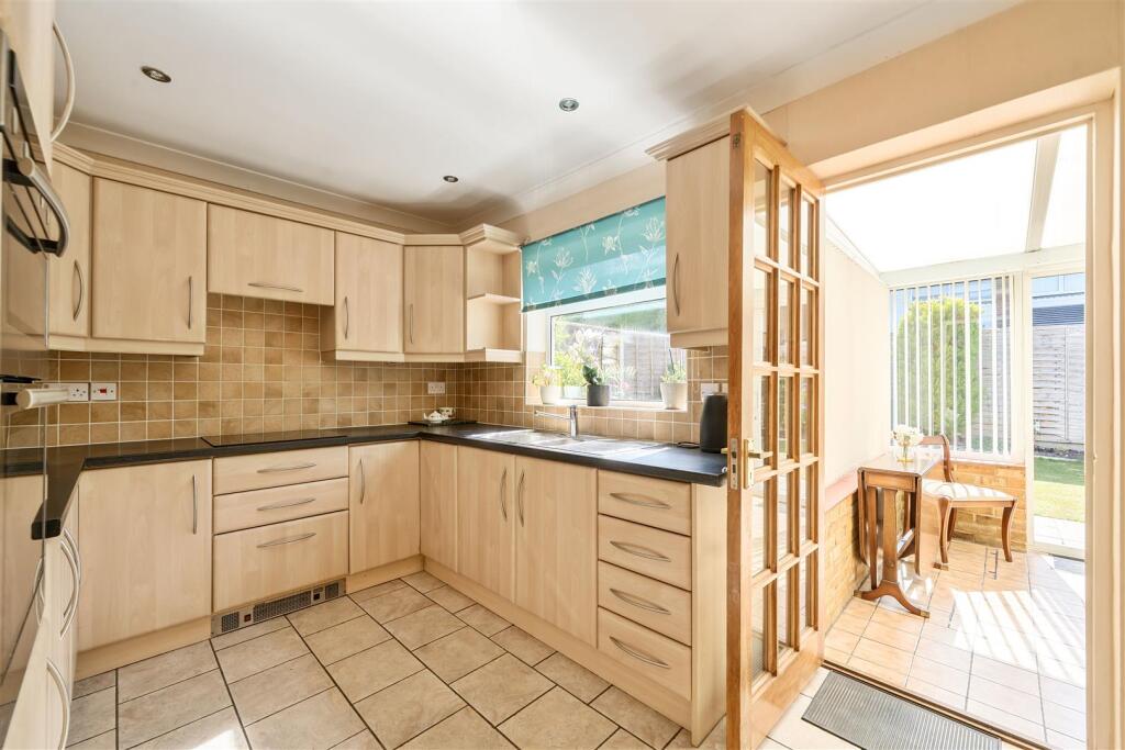 Lyneham Road Crowthorne, Berkshire, RG45 6NJ photo 3