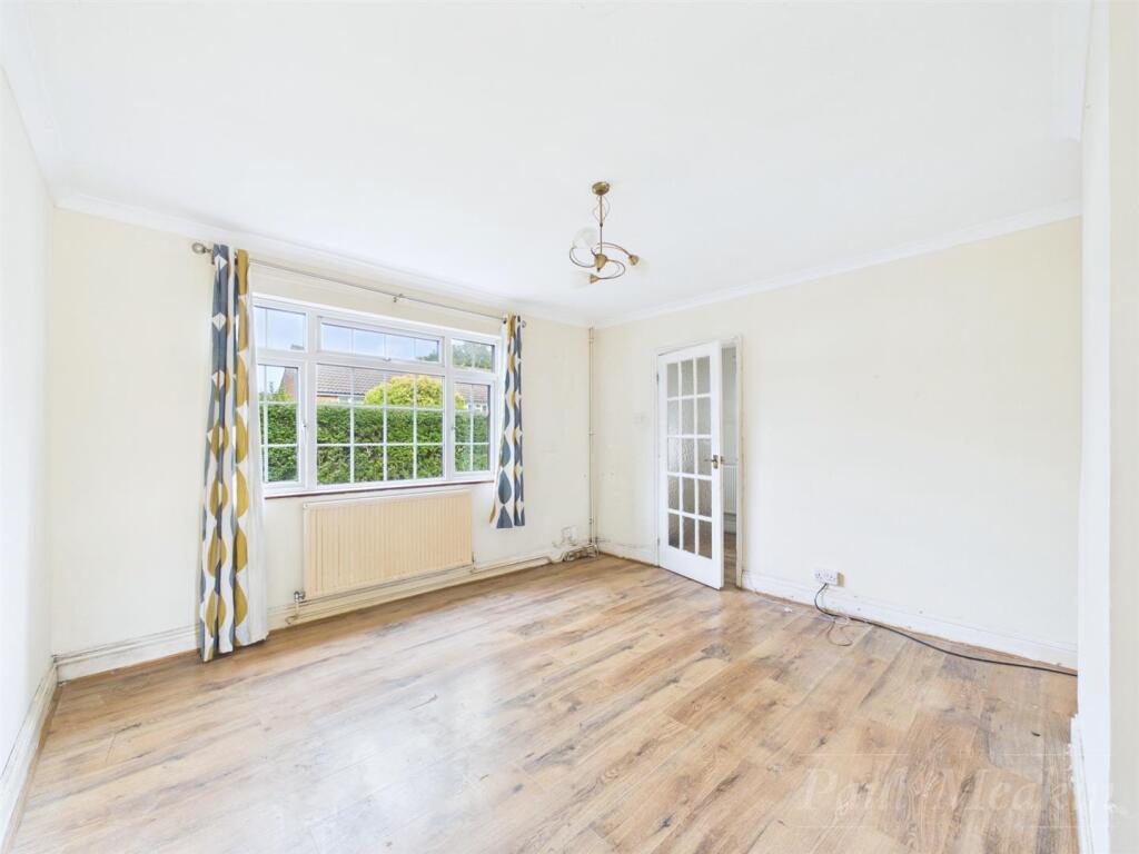 Thursley Crescent, New Addington, Croydon photo 2