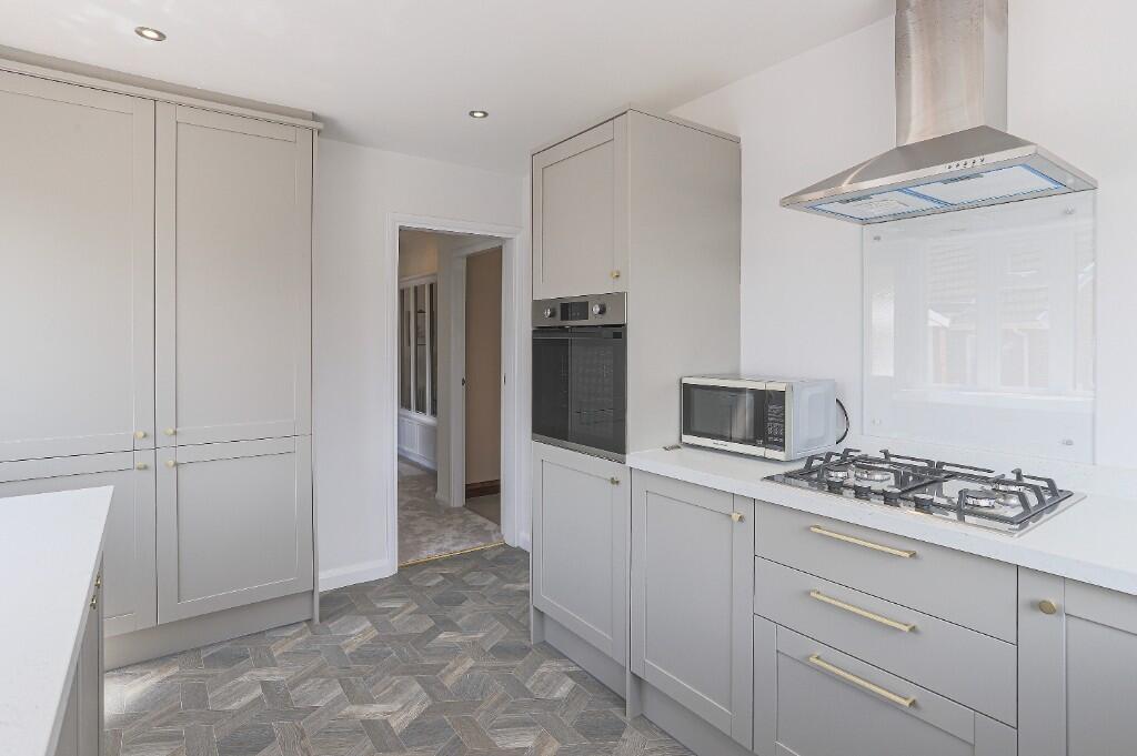 Cedar Close, Pontefract, West Yorkshire, WF8 photo 2