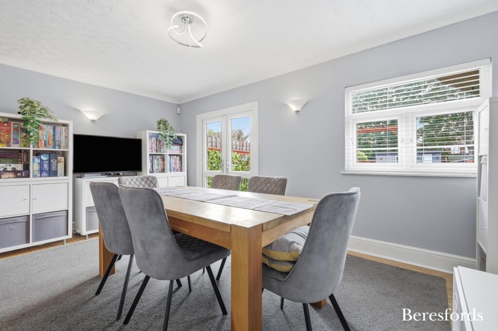 House in London, Rush Green - View 5