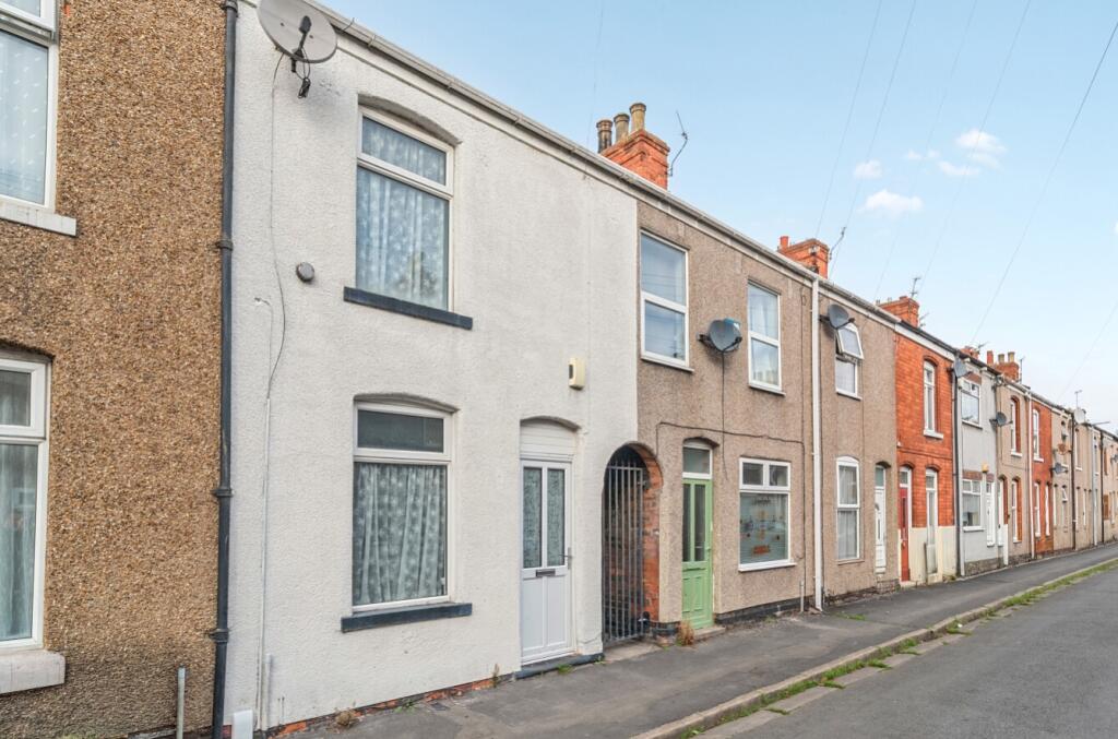 2-bed terraced on Lime Street, Grimsby, Lincolnshire, DN31, £69,950
