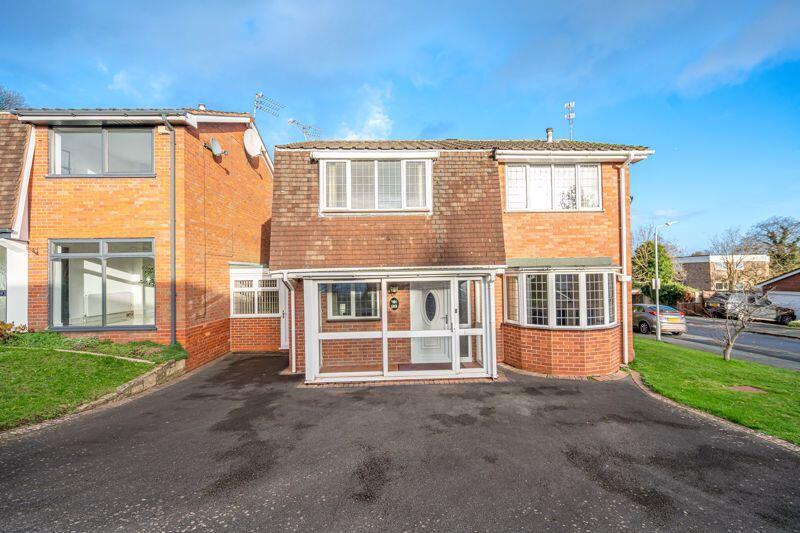 3-bed detached on High Meadows, Compton, £390,000