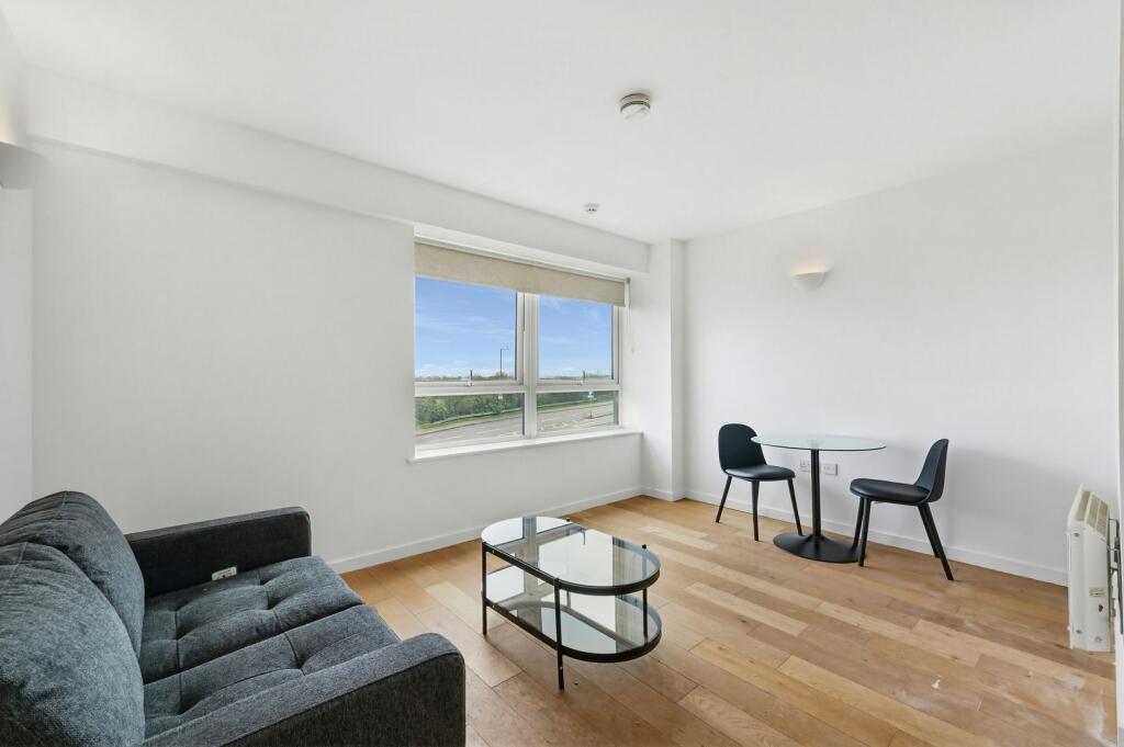 Apartment in Spelthorne, The Dolphin Estate, Charlton - View 3