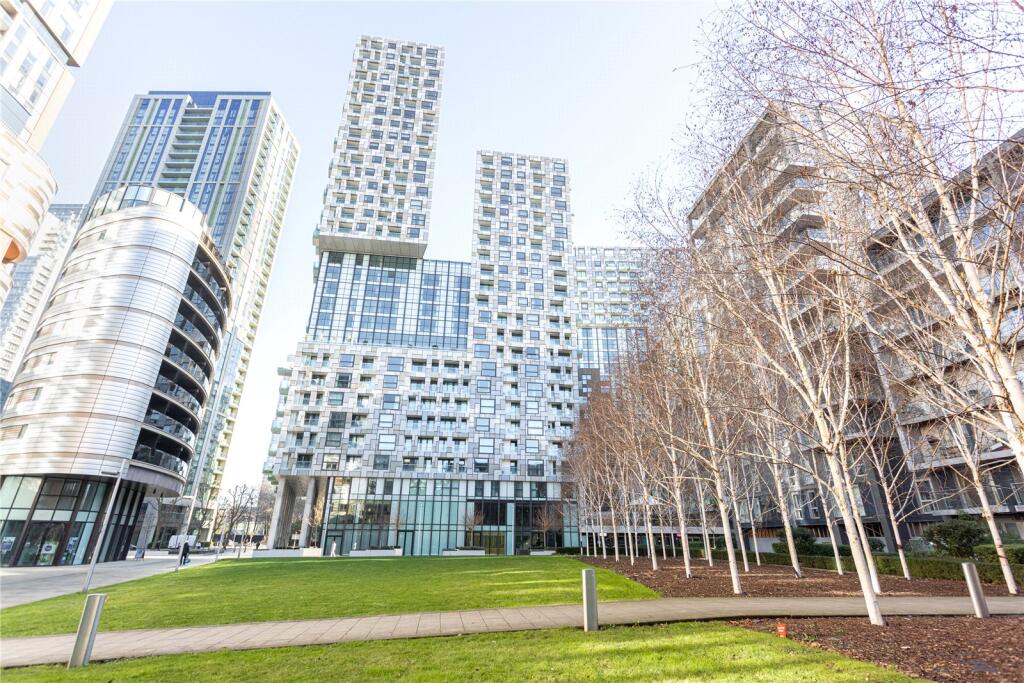 Studio flat on Lincoln Plaza, South Quay, E14, £290,000