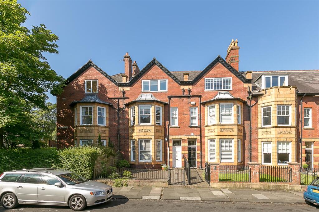2-bed flat on Woodbine Avenue, Gosforth, Newcastle upon Tyne, £295,000