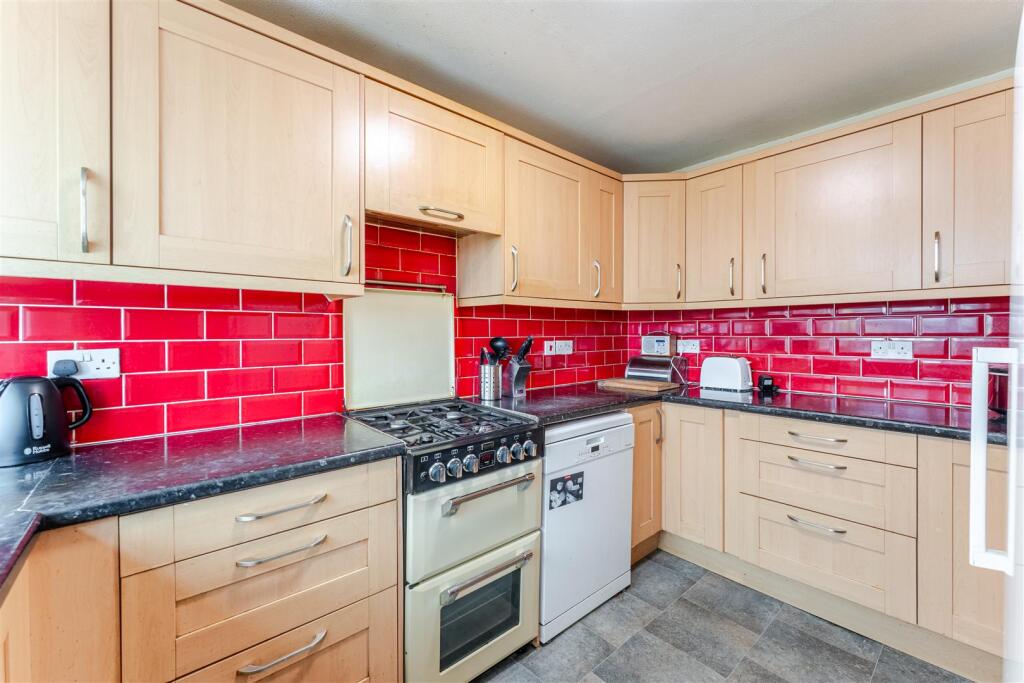 Substantial extended family home with views over Yatton's countryside photo 4