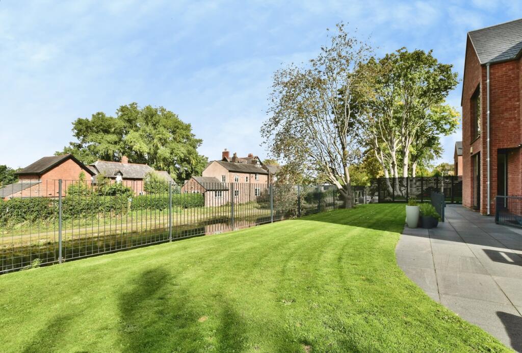 Arcon Place: canal-side contemporary home