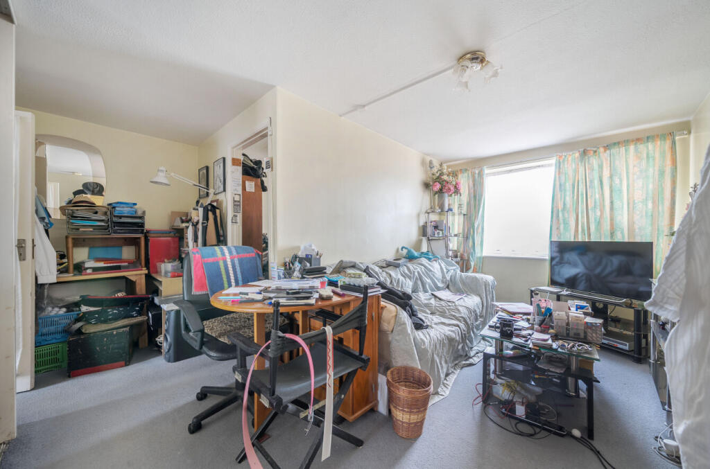 Apartment in Worthing, West Sussex - More