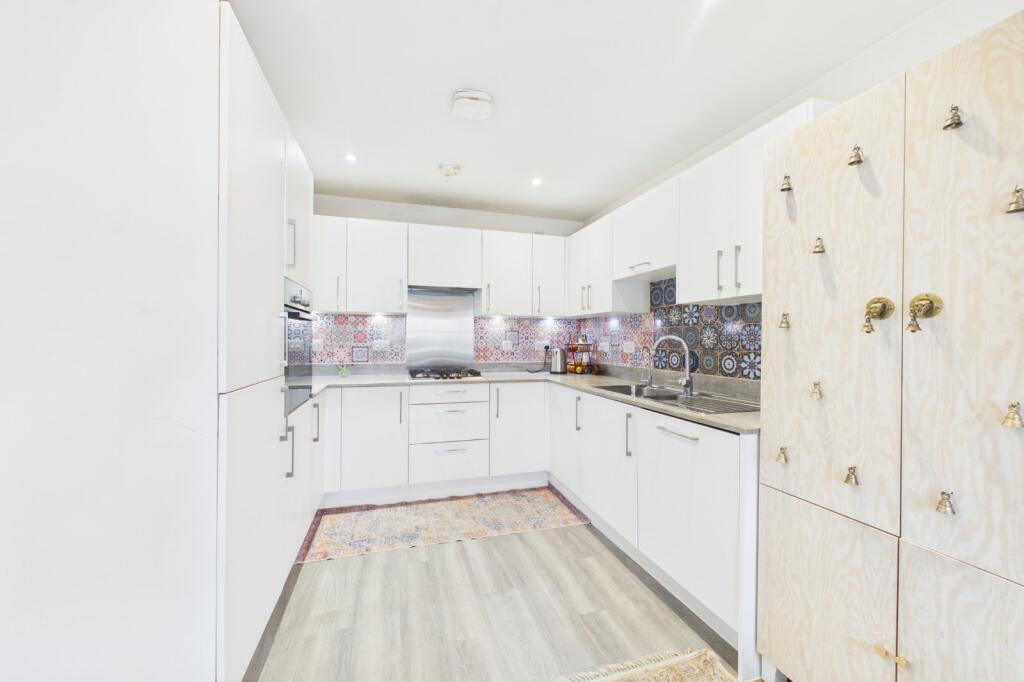 House in Wokingham, Emmbrook - View 4