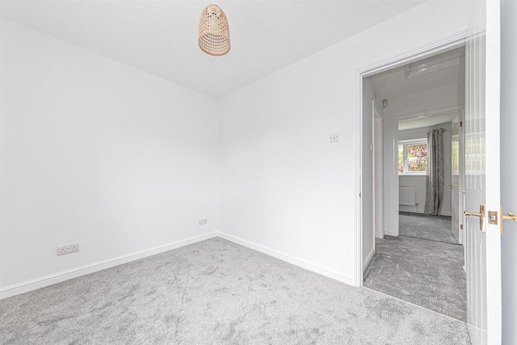 House in Wokingham, Emmbrook - View 4