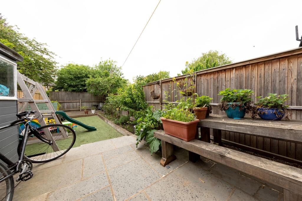 House in London, Highams Park - View 4
