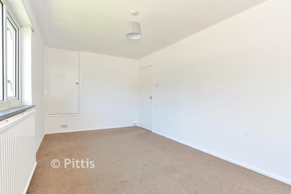 2-bed flat on Argyle Road, Newport, Isle of Wight, £135,000