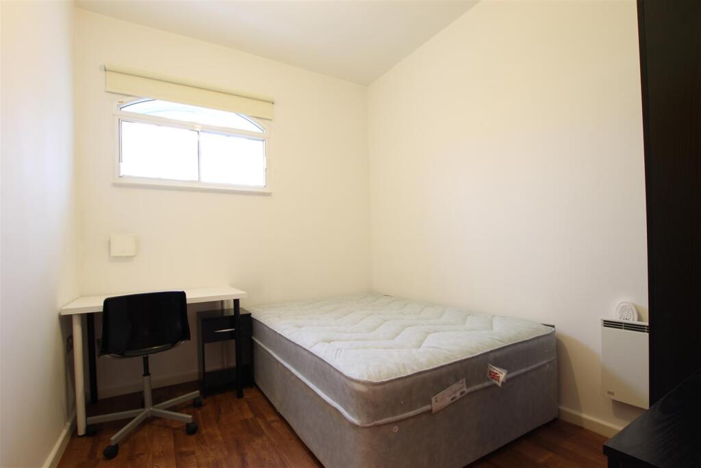 Apartment in Newcastle upon Tyne - View 3