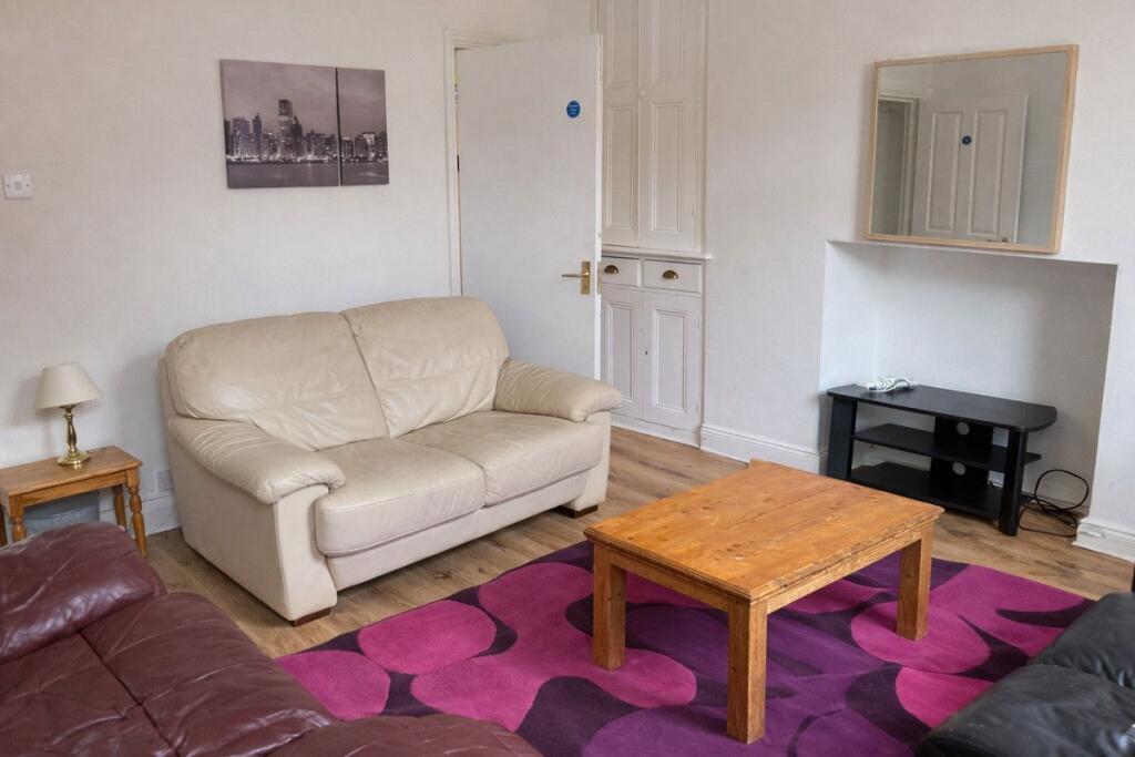 House in Leeds - View 2