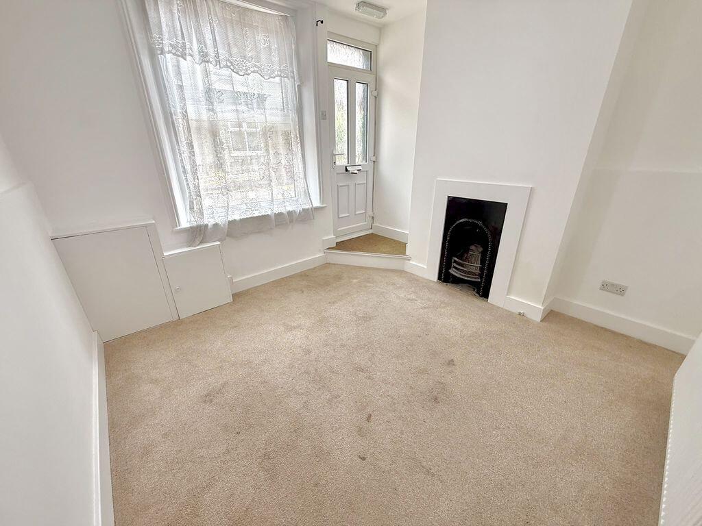 House in Luton - View 4