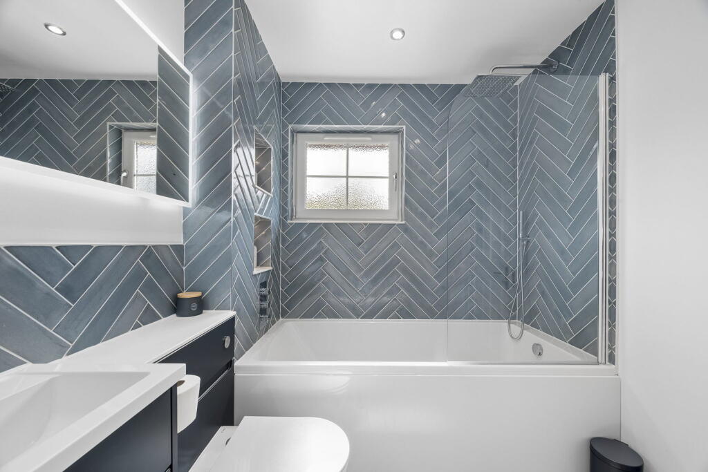House in Livingston, Ladywell - More