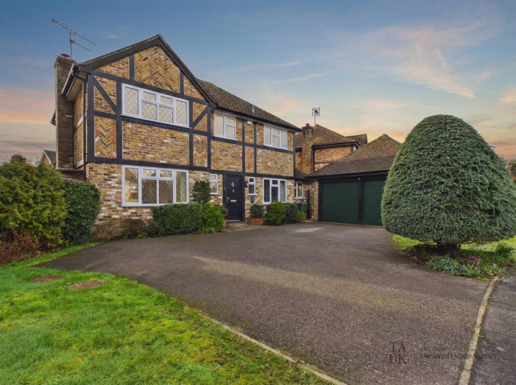 4-bed detached on Brambling Road, Rowlands Castle, PO9, £700,000