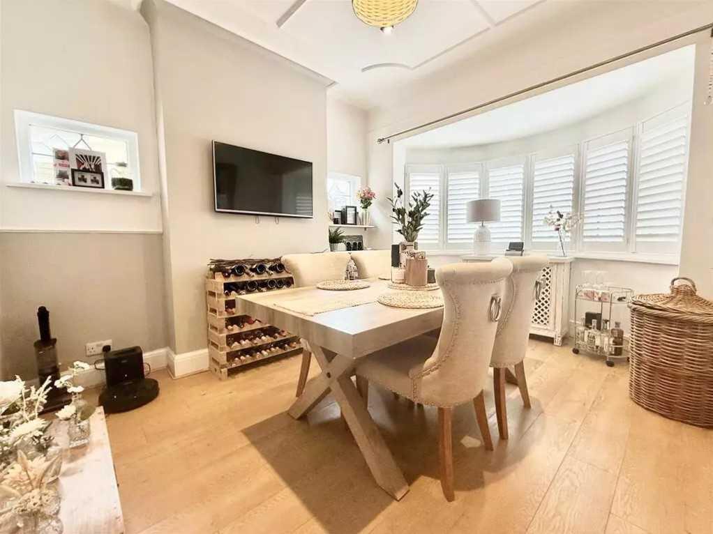 Blenheim Crescent, Leigh on Sea photo 5