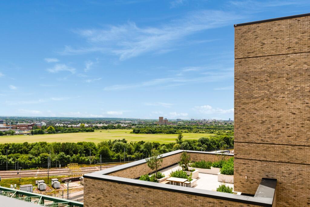 Apartment in London, College Park - View 2