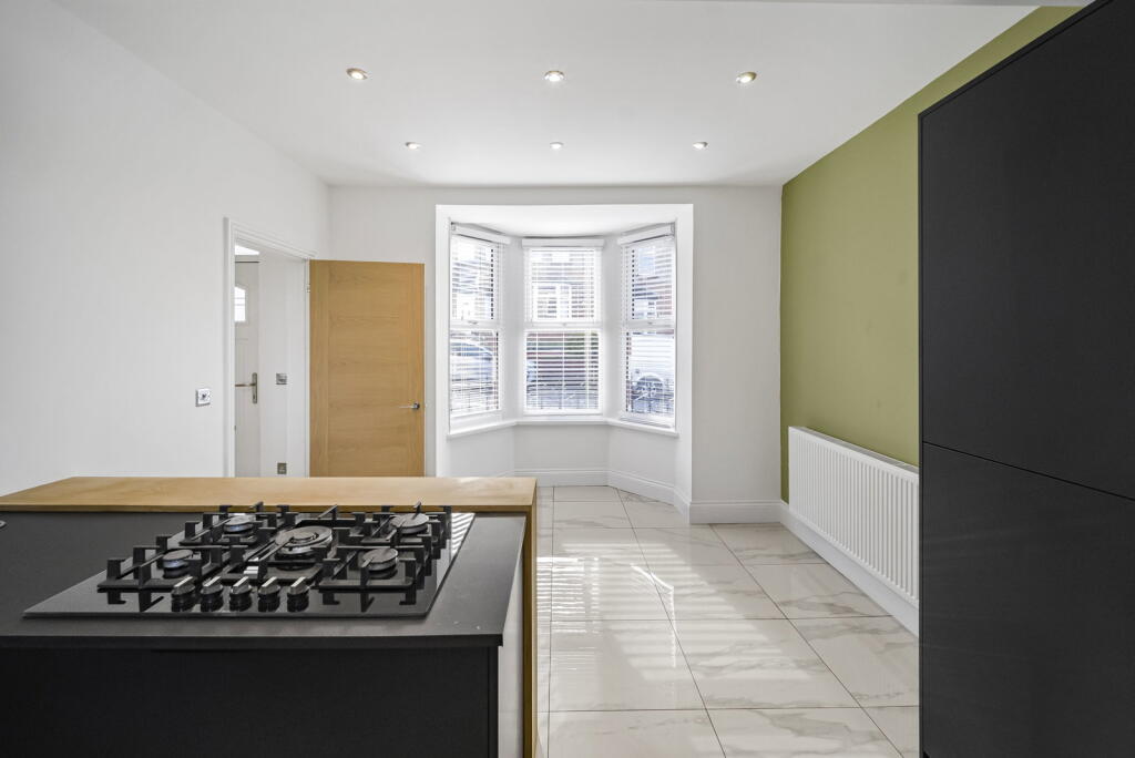 Strathview, Newbridge, NP11 4HT photo 4