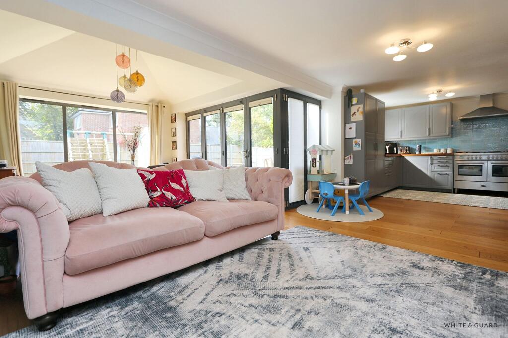 4-bed detached on Knowle Avenue, Knowle, PO17, £625,000