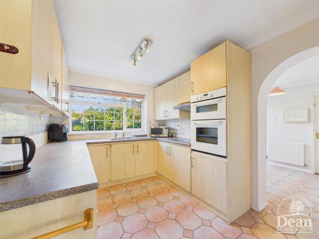 Orchard Close, Aylburton, Lydney photo 3
