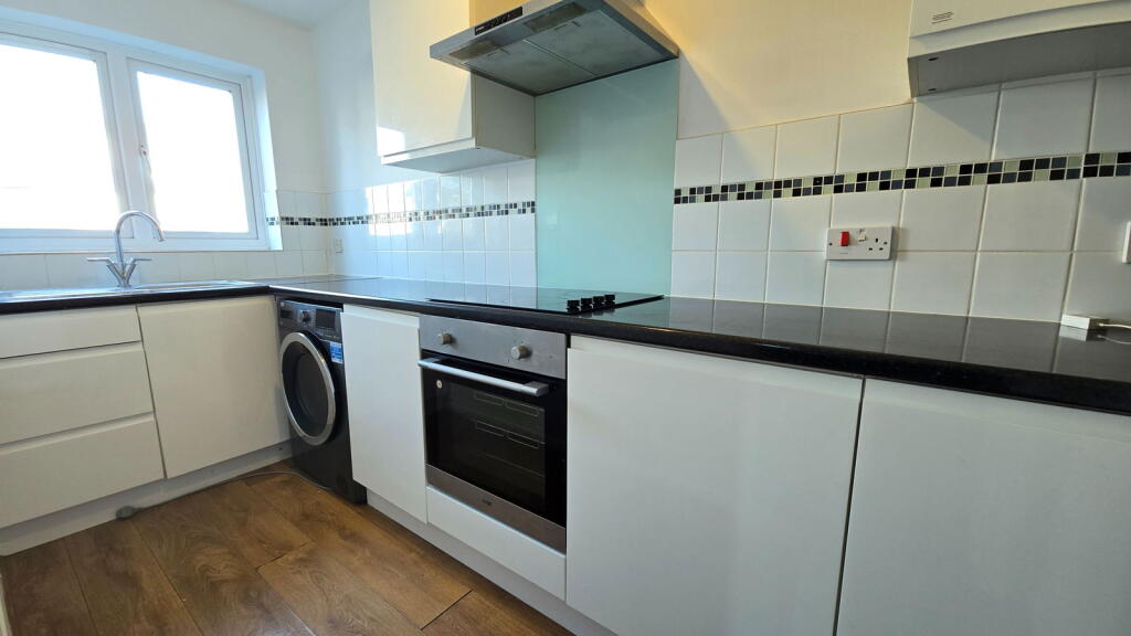 Lincoln Court, Newbury, RG14 5NZ photo 4