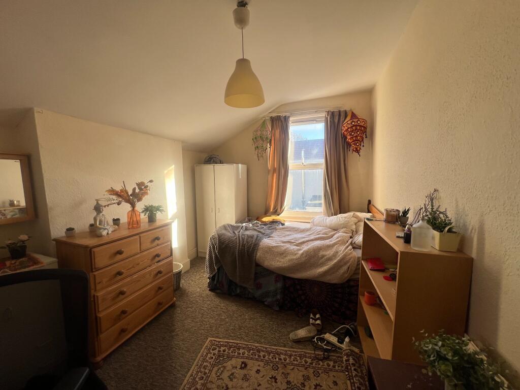 5 bedroom flat for rent