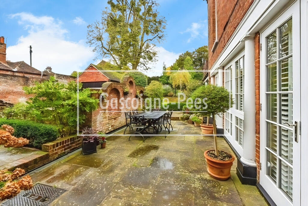 Main image of property: Farnham Town Centre