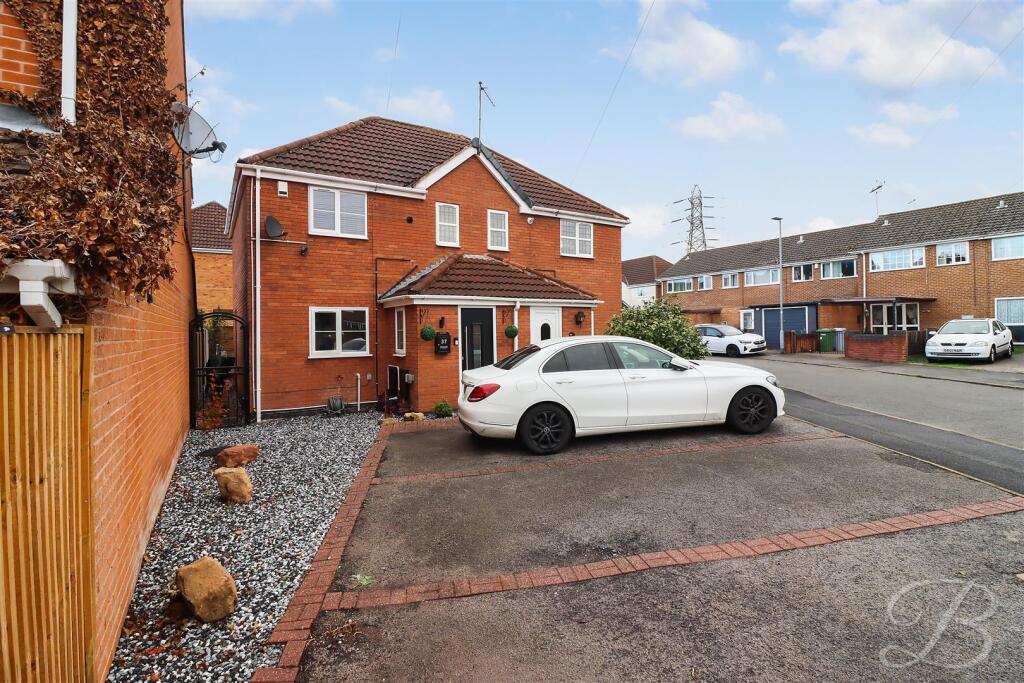 2-bed semi-detached on Kingsway Avenue, New Ollerton, Newark, £160,000