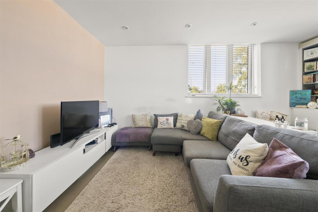 Apartment in Southall - View 5